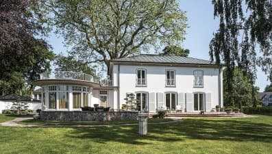 Compare Reviews, Prices & Costs of Tummy Liposuction in Hamburg at Dermatology Private Clinic Dr. med. Aresu Naderi | M-DE4-4